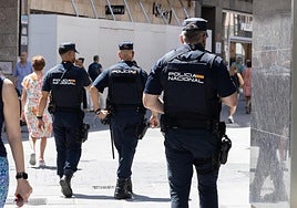 Varios agentes de Policía Nacional, en la calle Santiago de Valladolid.