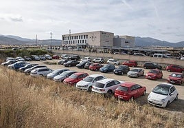 Decenas de coches aparcados en los terrenos próximos a Segovia-Guiomar.