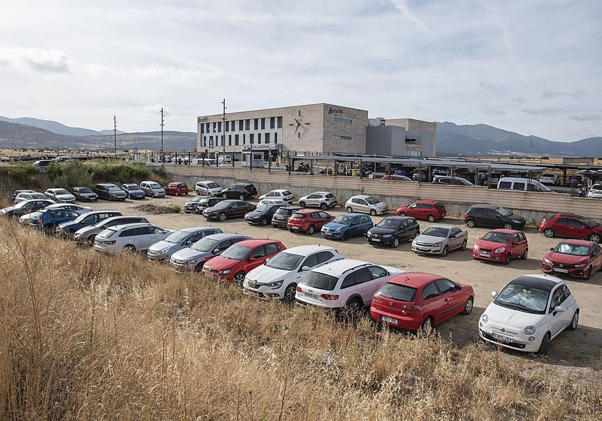 Decenas de coches aparcados en los terrenos próximos a Segovia-Guiomar.