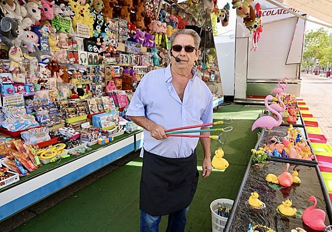 Andrés Moya, en su puesto de pesca de patos de goma