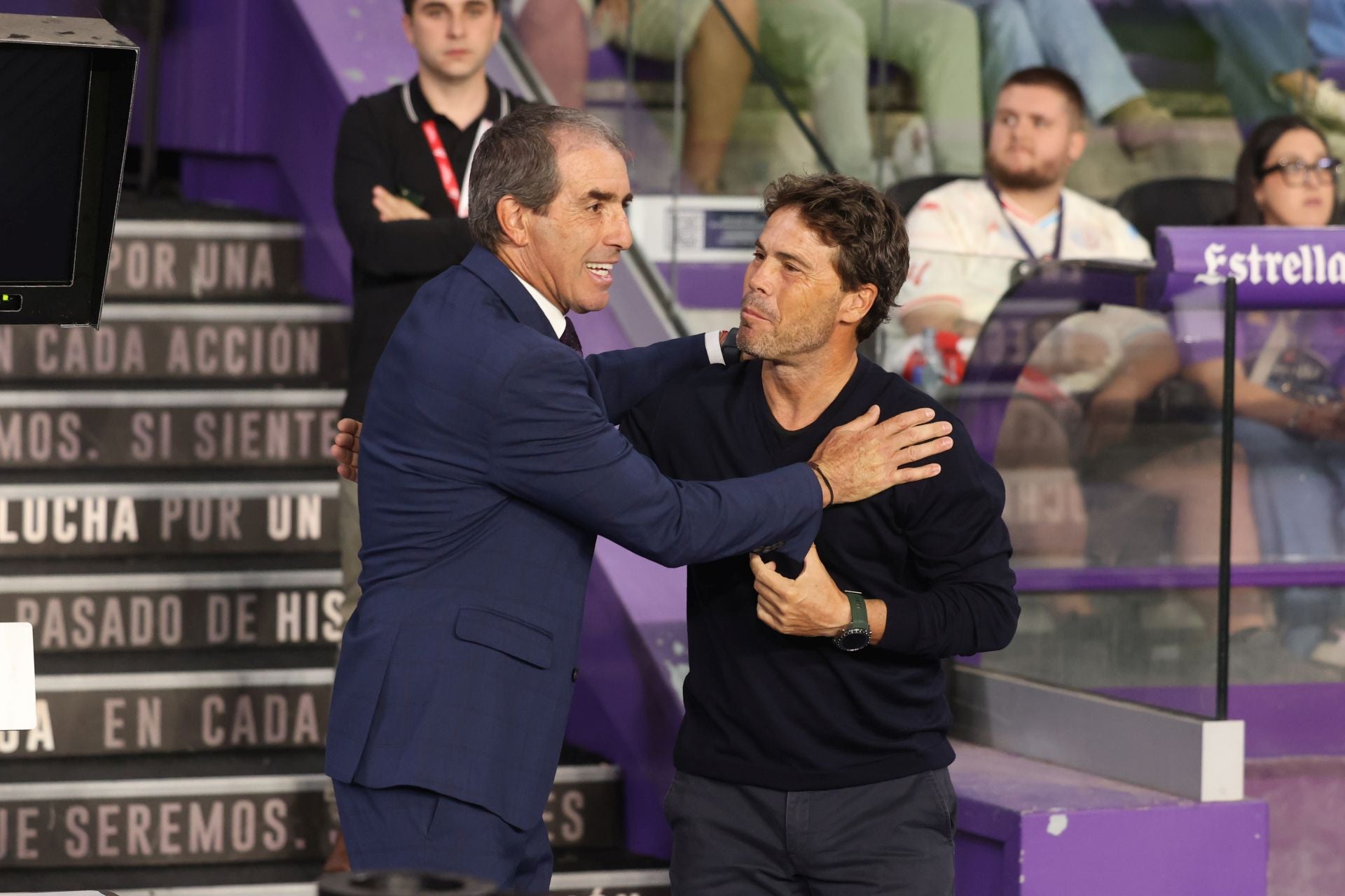 Almada se saluda con Rubi, en los prolegómenos del encuentro.