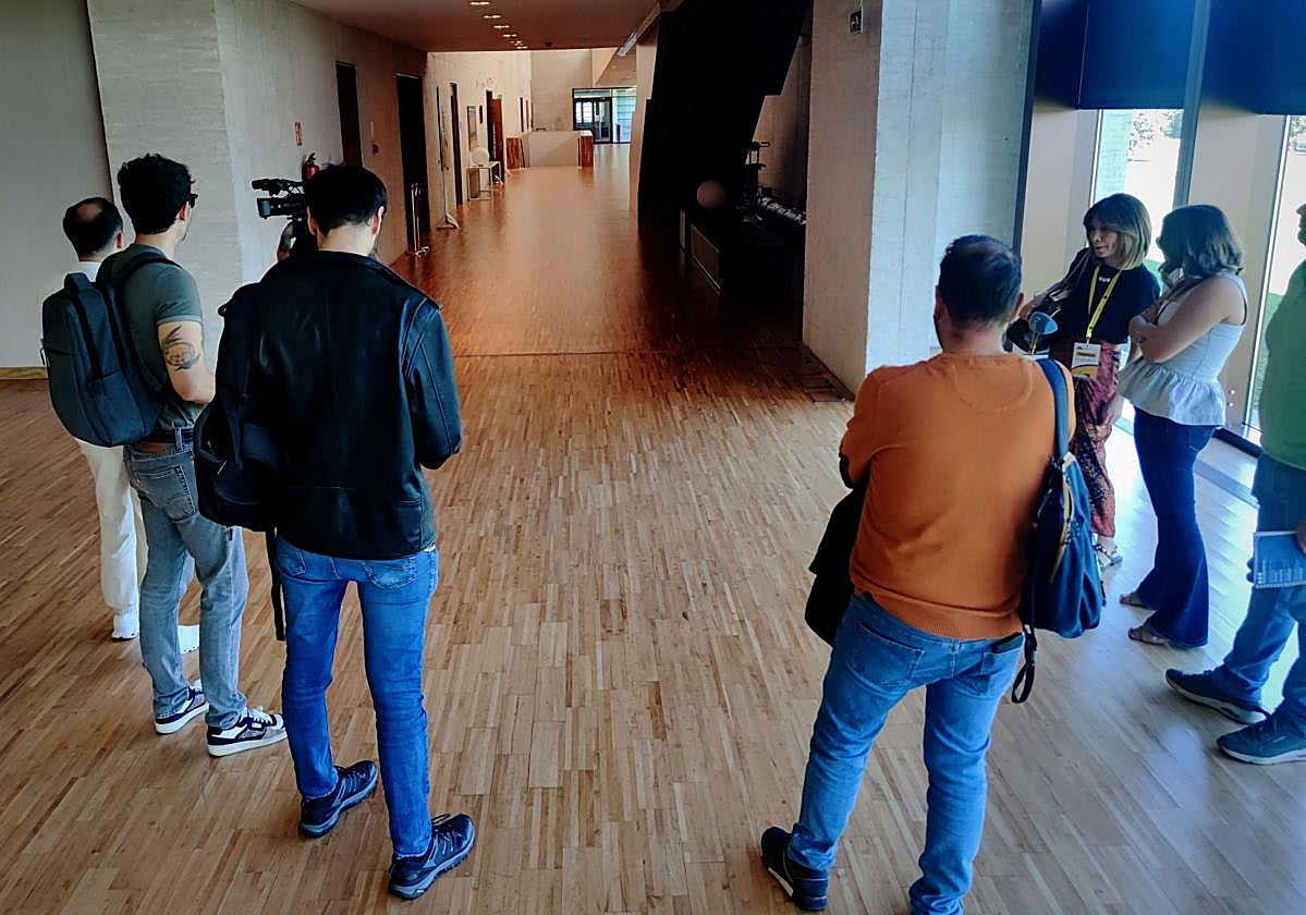 Los periodistas, antes de comenzar el último Pleno de las Cortes, en la zona de acceso al hemiciclo, ante el pasillo vacío.