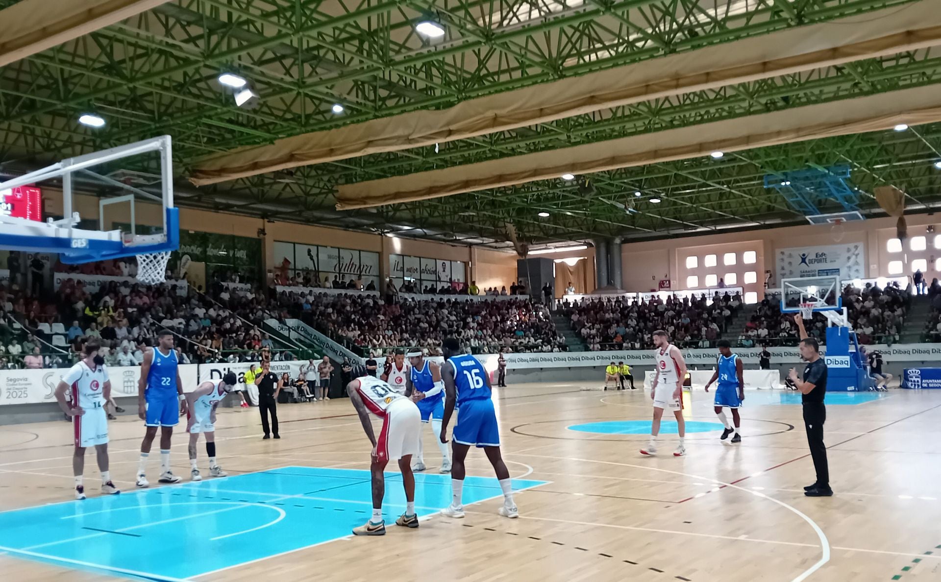 Fotos del partido de baloncesto entre el Madrid y Zaragoza en Segovia