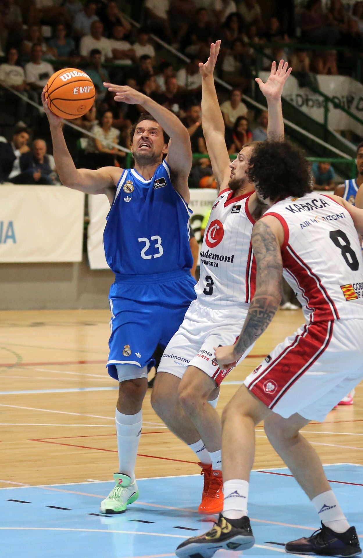 Fotos del partido de baloncesto entre el Madrid y Zaragoza en Segovia