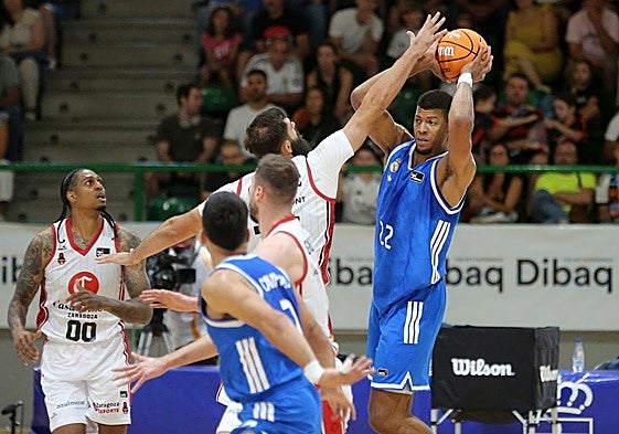 Partido amistoso entre el Real Madrid y Casademont Zaragoza en el pabellón Pedro Delgado