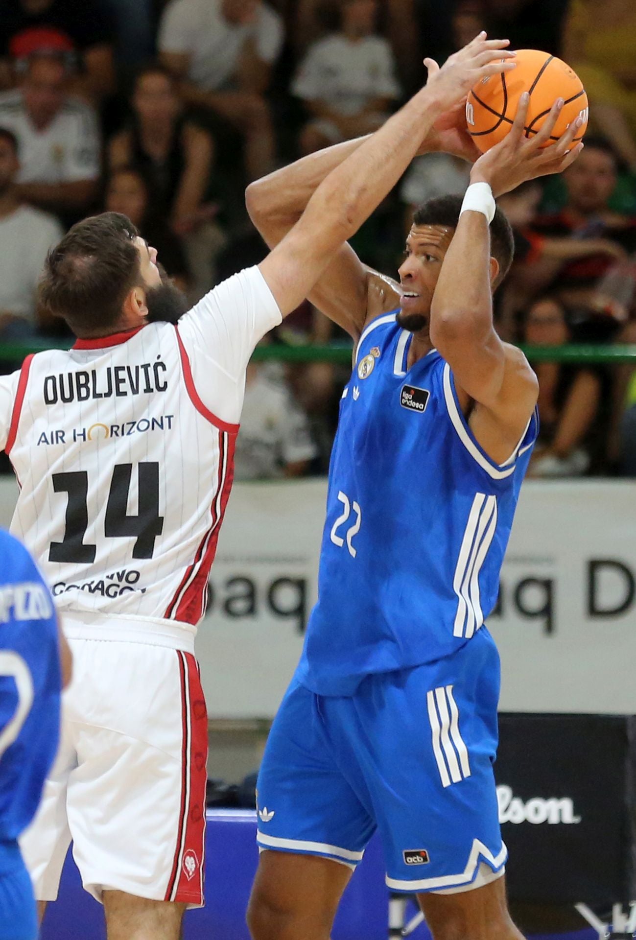 Fotos del partido de baloncesto entre el Madrid y Zaragoza en Segovia
