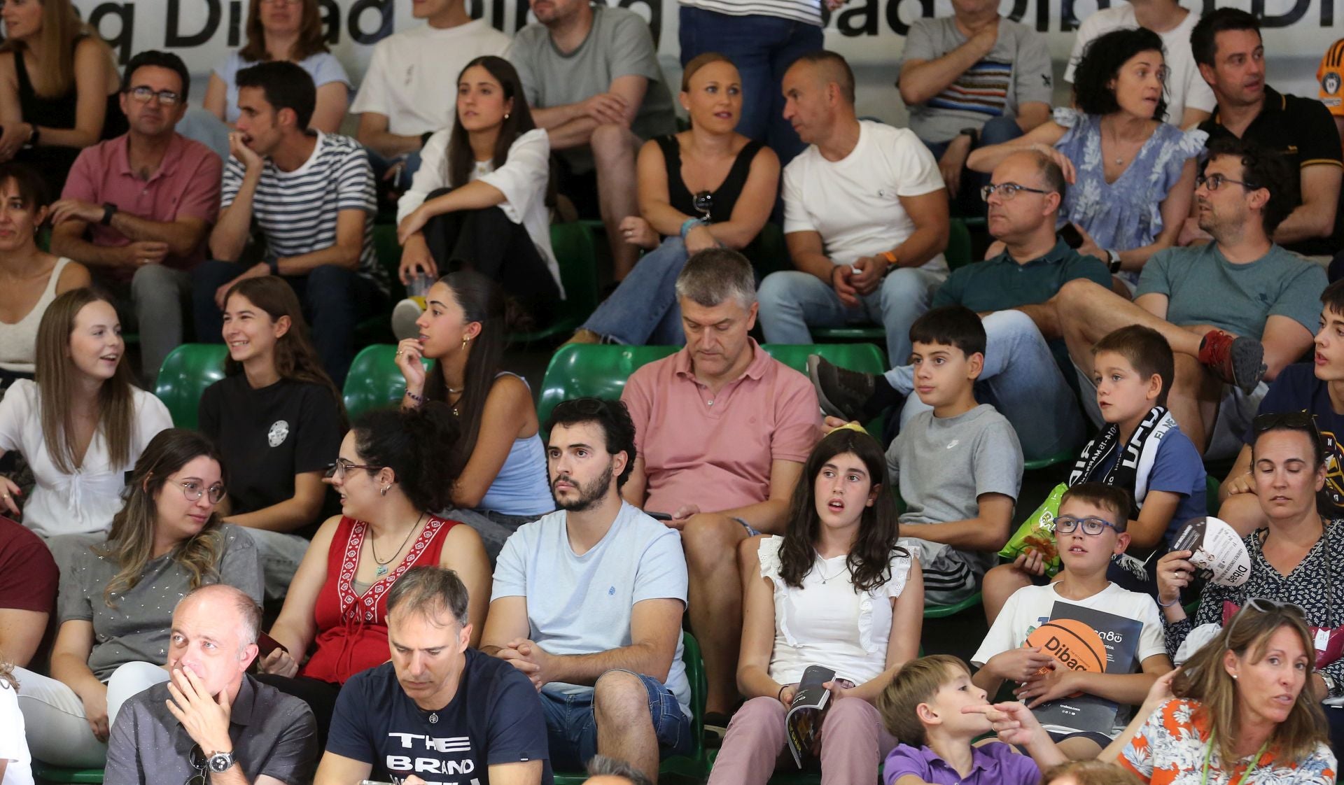 Búscate en las gradas del Pedro Delgado durante el partido del Real Madrid en Segovia