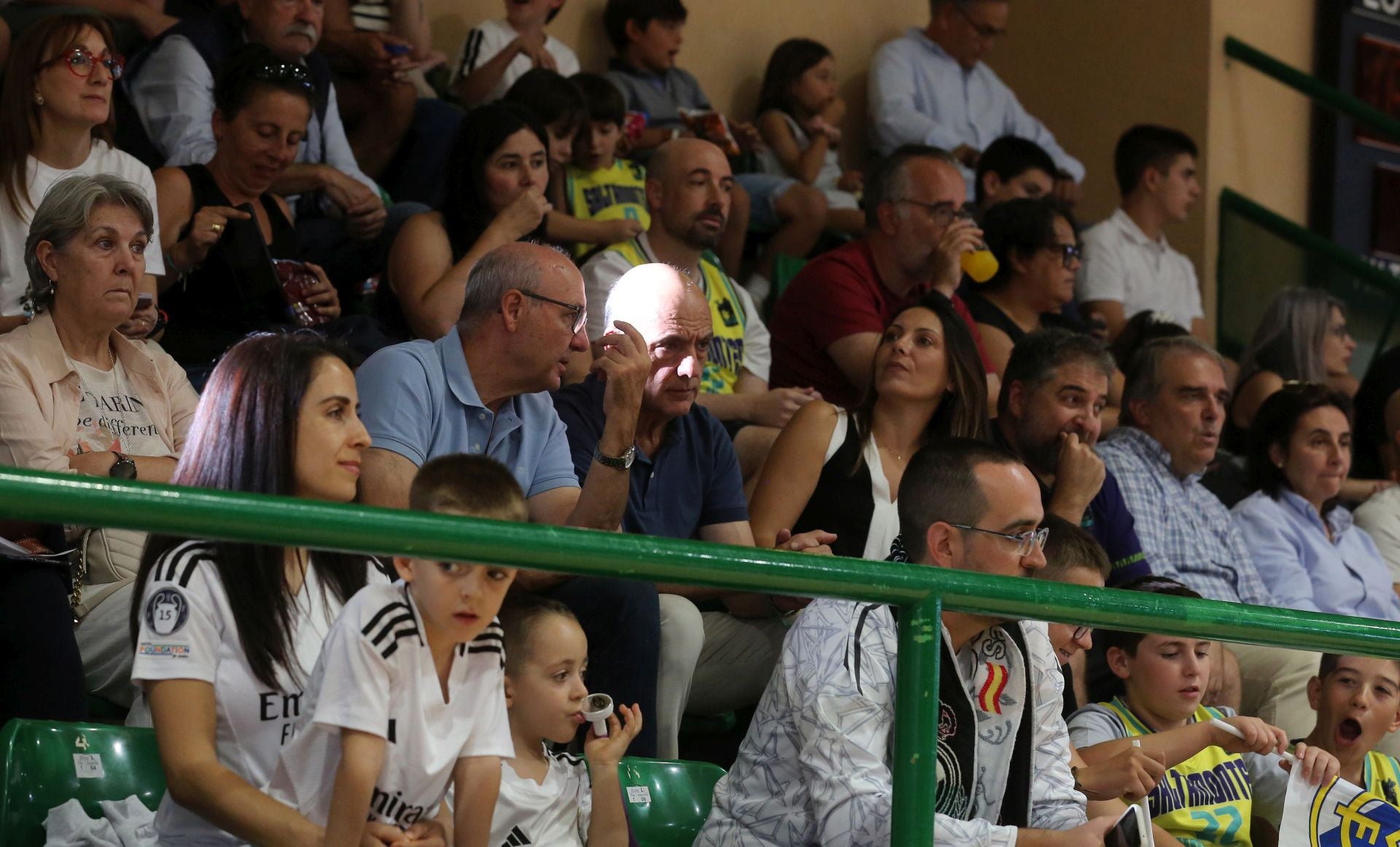 Búscate en las gradas del Pedro Delgado durante el partido del Real Madrid en Segovia