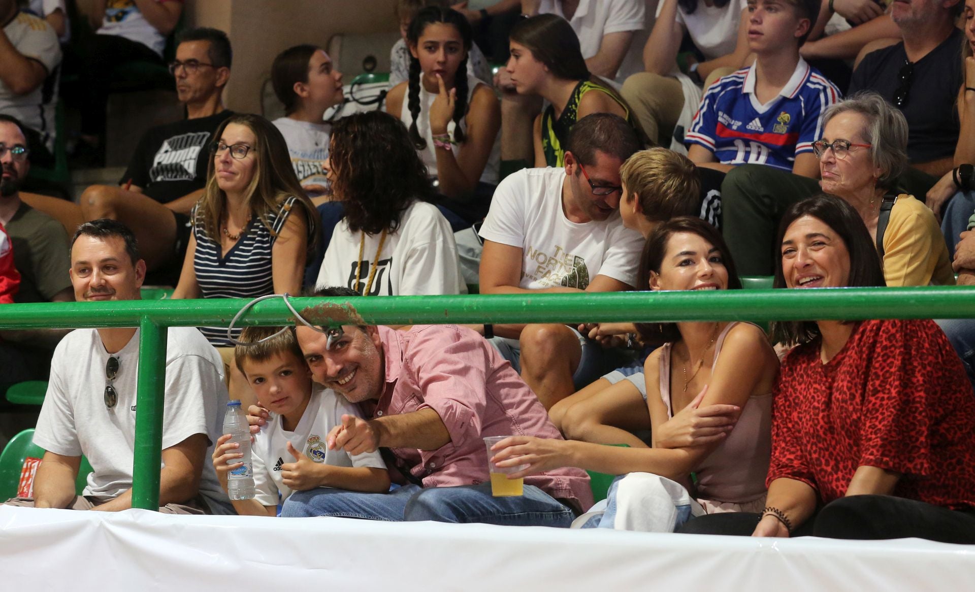 Búscate en las gradas del Pedro Delgado durante el partido del Real Madrid en Segovia