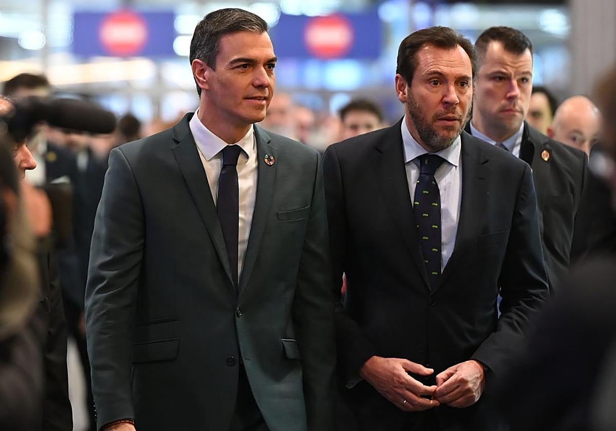 El presidente del Gobierno, Pedro Sánchez, y el ministro de Transportes, Óscar Puente, en una imagen de archivo.