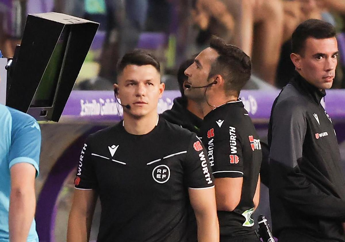 Dámaso Arcediano comprueba una de las dos acciones en las que fue alertado por el VAR durante el Real Valladolid-Almería del sábado.