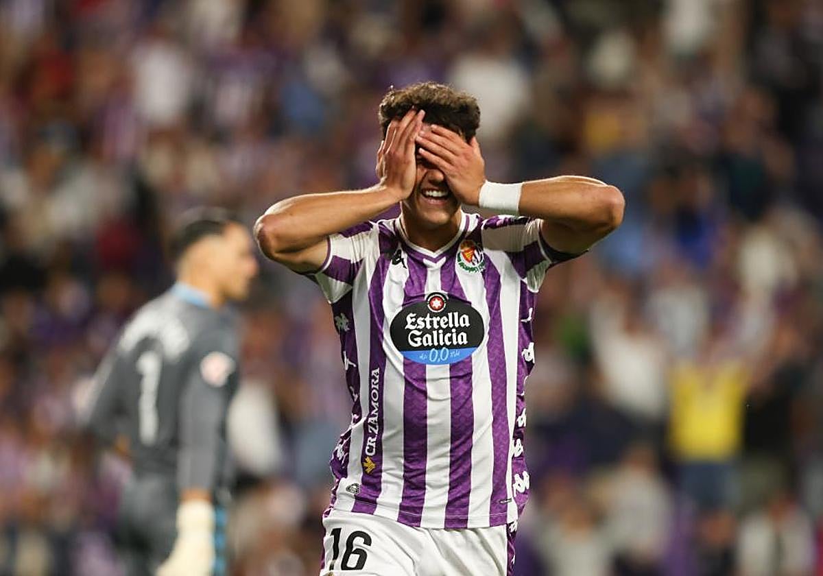 Maroto se tapa la cara tras anotar ante el Almería su primer gol con el Real Valladolid para sellar el triunfo blanquivioleta por 3-1.