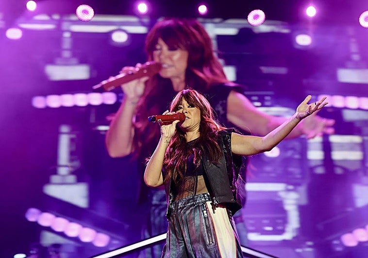 La cantante Vanesa Martín, durante un momento de su concierto en la Plaza Mayor de Valladolid.