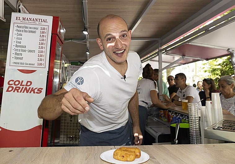Chuchi Marqués es pura alegría y energía tras la barra de la caseta El Manantial