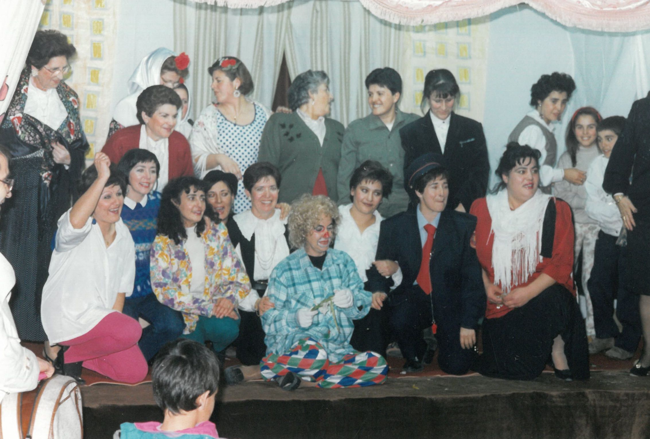 Asociación de Mujeres de Villanueva durante una obra de teatro. 29 de diciembre de 1992.