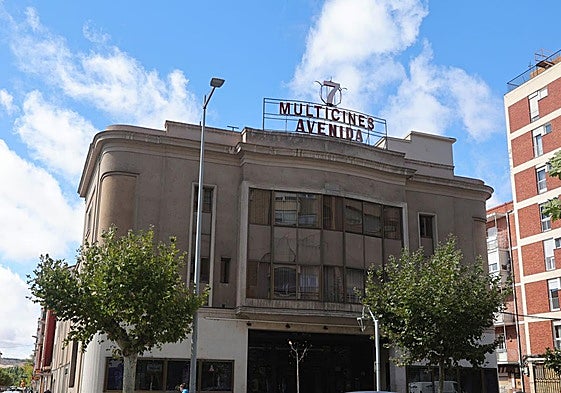 Fachada del Cine Avenida, donde se proyectan las películas del Cineclub Calle Mayor.