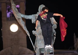 Retirada del pañuelo de fiestas al Conde Ansúrez este domingo en la Plaza Mayor de Valladolid