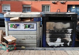 Imagen de archivo de un contenedor quemado en Valladolid.