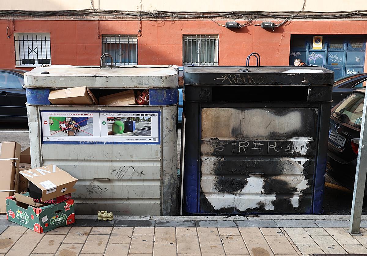 Imagen de archivo de un contenedor quemado en Valladolid.