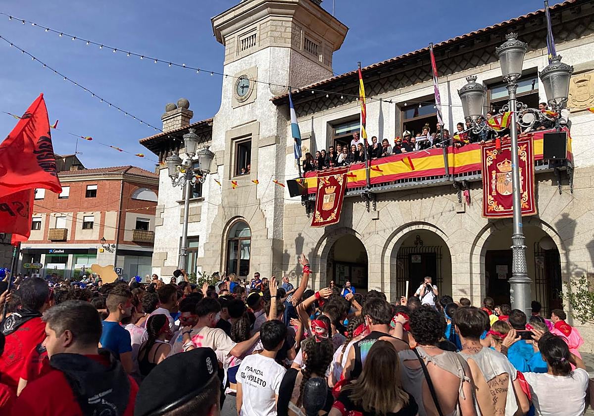 Los espinariegos dan la bienvenida a las fiestas durante el pregón.