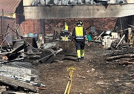 Bomberos de la Diputación de Valladolid intervienen en el incendio en el interior del solar.