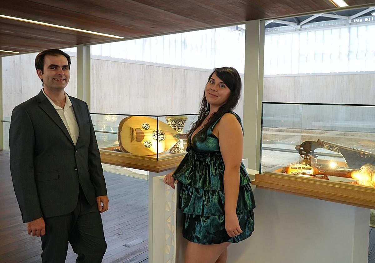 Los hermanos Marimar y Ángel Pozo Velasco posan ante las vitrinas de la exposición en La Olmeda.