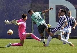 Javi Borrego intenta marcar de tacón en una de las últimas acciones del partido.