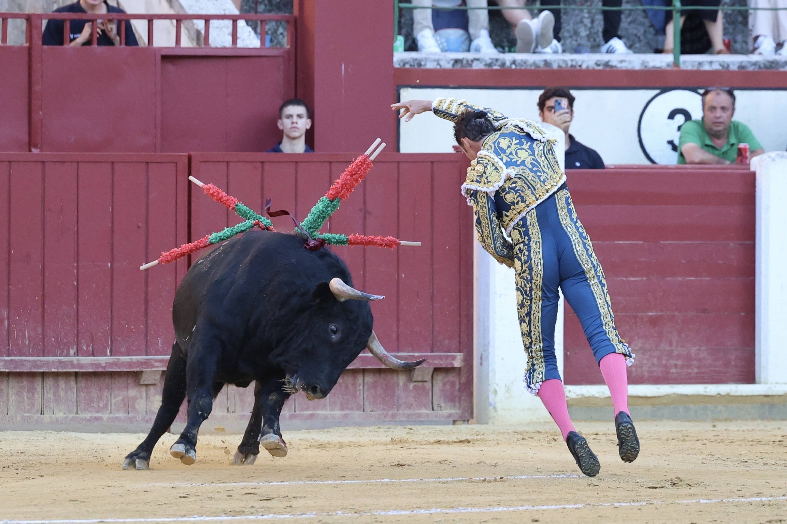 La corrida de El Fandi, Escribano e Ismael Martín, en imágenes
