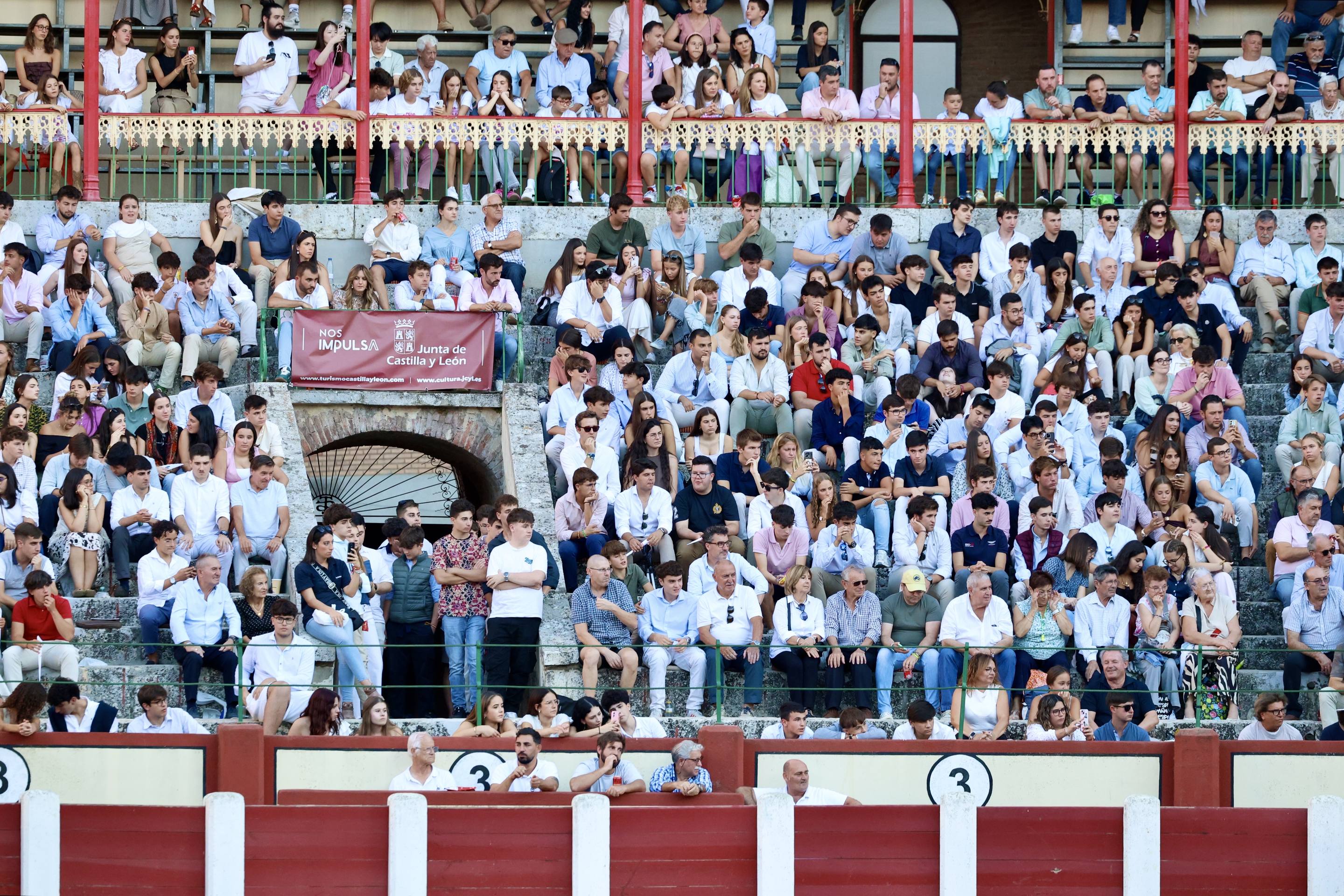 La corrida de El Fandi, Escribano e Ismael Martín, en imágenes