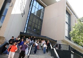 Estudiantes de la UVA, a la salida del campus María Zambrano.
