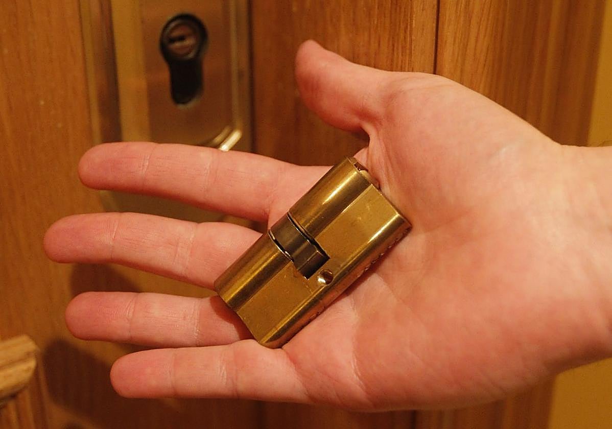 Cerradura forzada por 'bumping', en imagen de archivo.