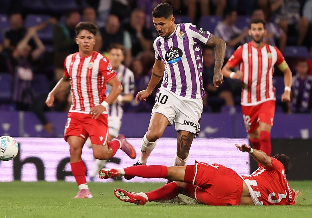 Marcos André trata de salvar la entrada de Álex Muñoz durante el último Real Valladolid-Almería.