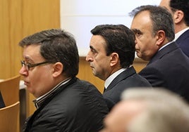 De izquierda a derecha, Rafael Delgado, Alberto Esgueva y Francisco Esgueva, durante la primera sesión del juicio por la trama eólica.