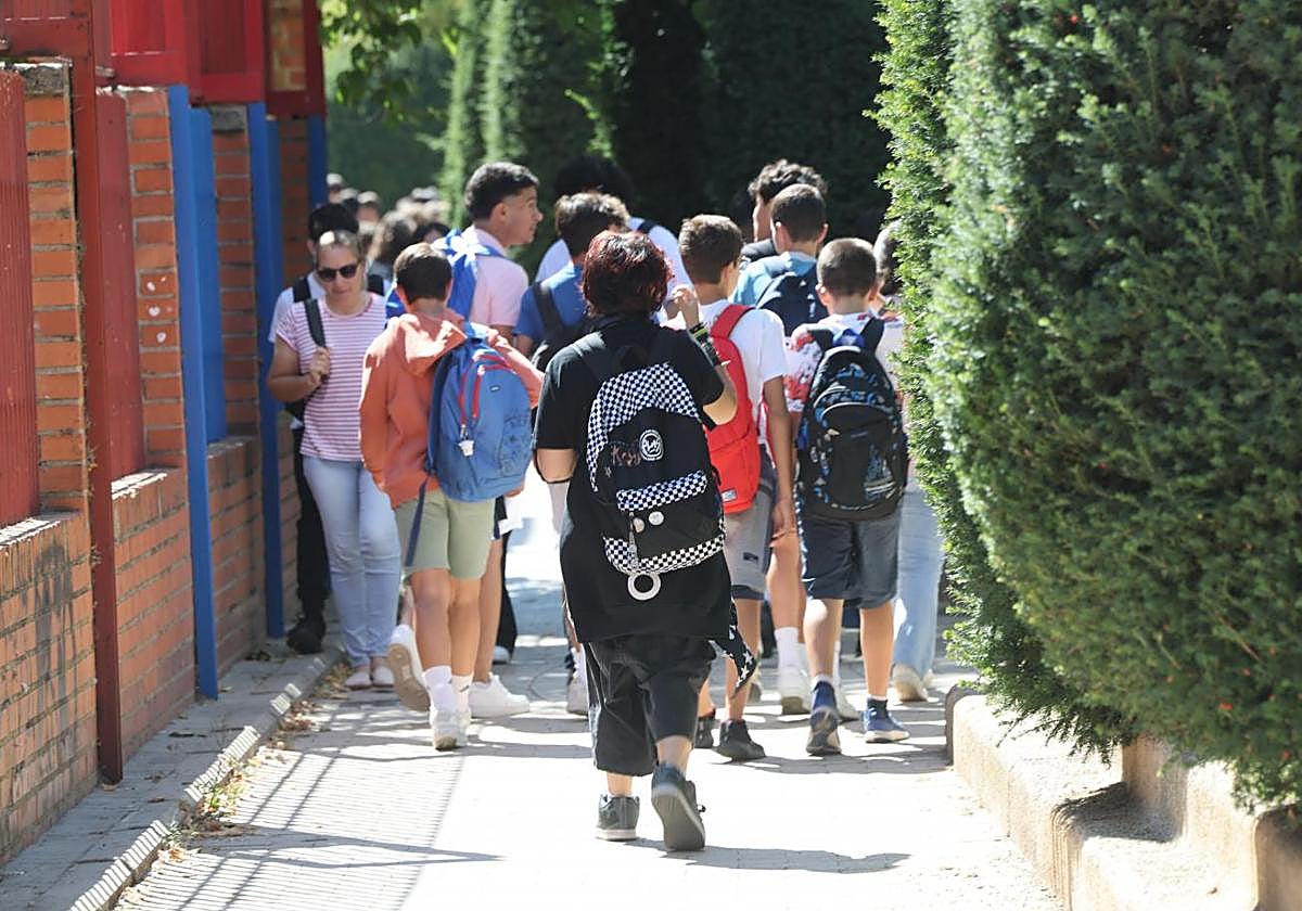 Alumnos de Bachillerato salen de un instituto de Valladolid este lunes.