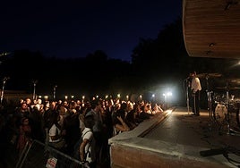 Fito Robles se dirige a los voluntarios que participan en el rodaje del videoclip.