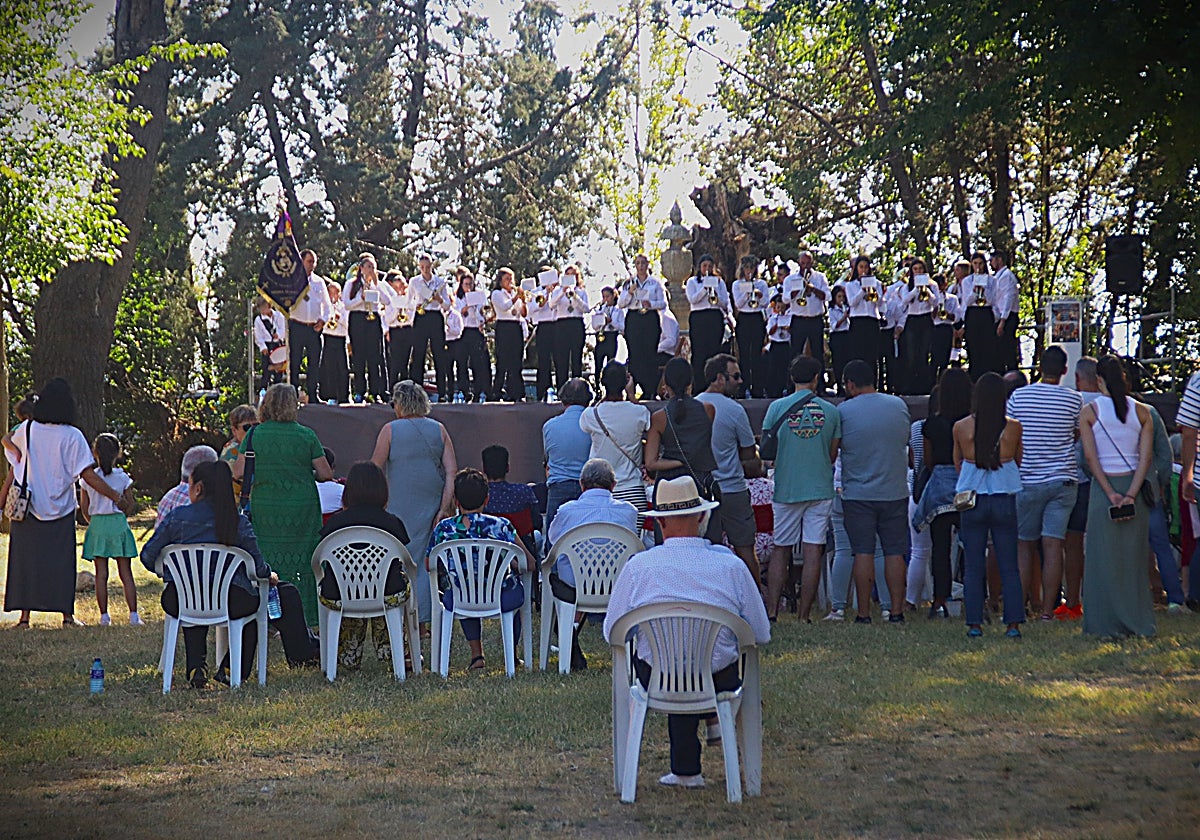La agrupación musical del Nazareno de Santiago durante el concierto solidario en Castilviejo