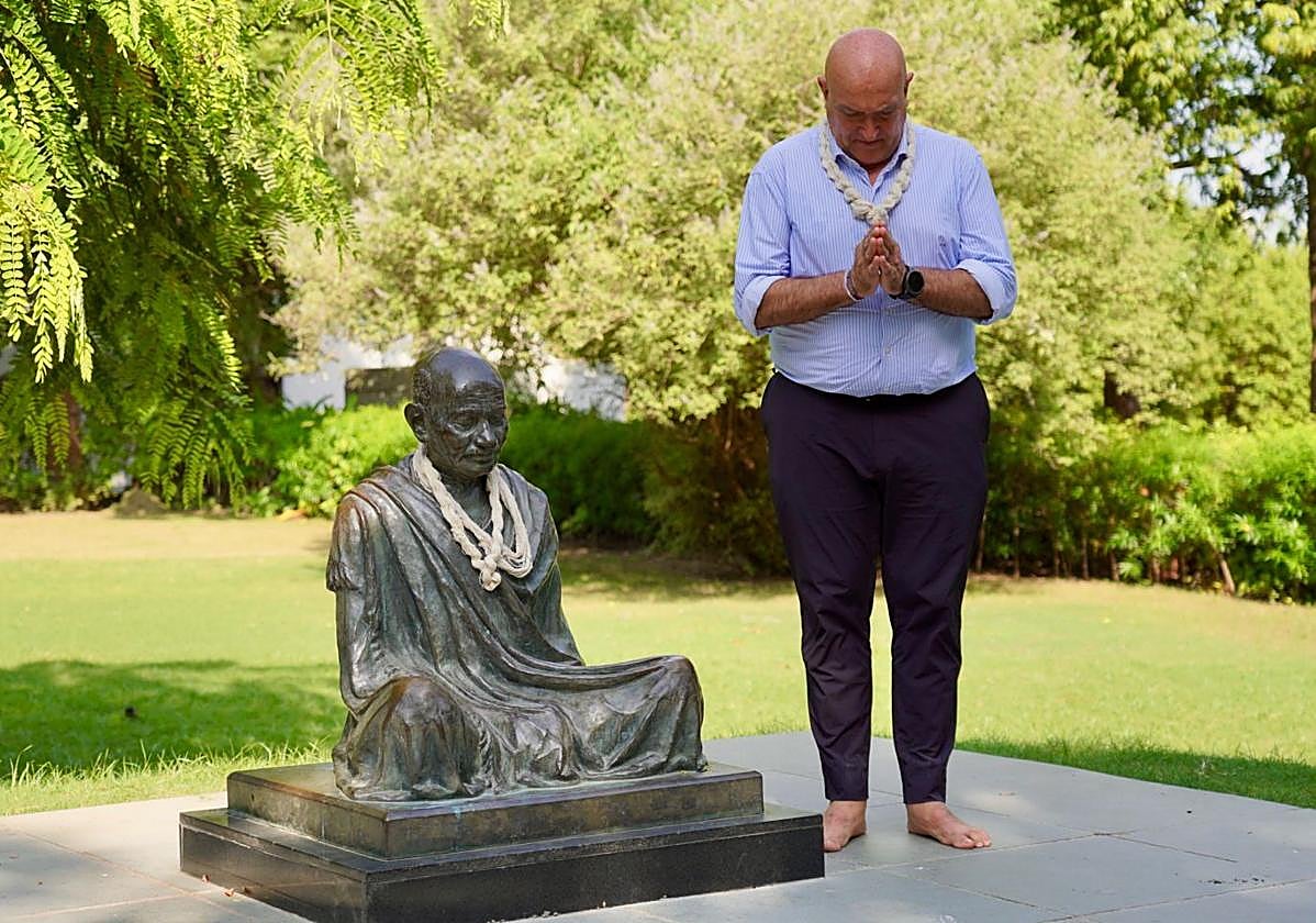 El alcalde de Valladolid ha visitado este lunes el ashram-museo de Mahatma Gandhi en Ahmedabad.