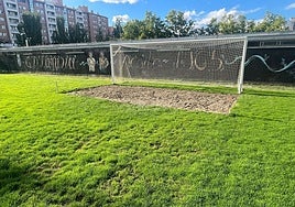 Estado del césped en una de las porterías de La Laguna.