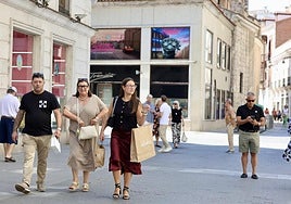 Gente de compras por la calle Santiago de Valladolid.