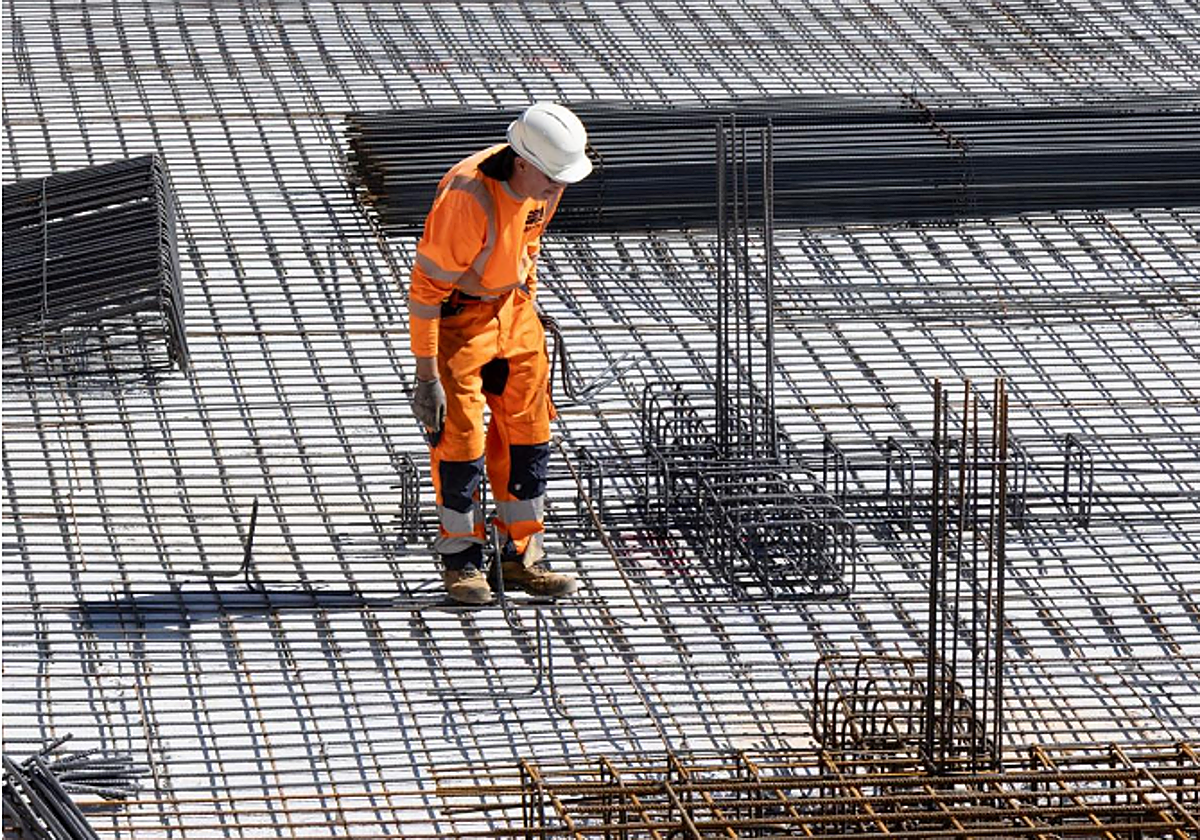 Un trabajador de la construcción en un edificio en obras en el barrio de los Cuarteles de Valladolid este verano.