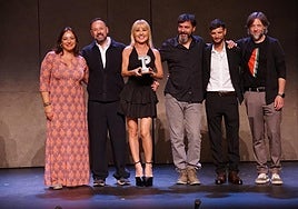 La alcaldesa y el concejal de Cultura, con Cayetana Guillén Cuervo, que recibió el premio al final de la obra, el actor Ahmed Younousii y los escenógrafos Chevi Muradai y Mambo, también galardonados.