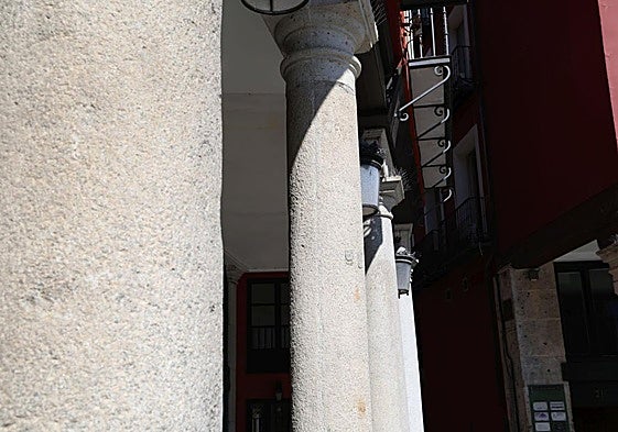 La columna falsa ubicada en el número 19 de la Plaza Mayor de Valladolid.