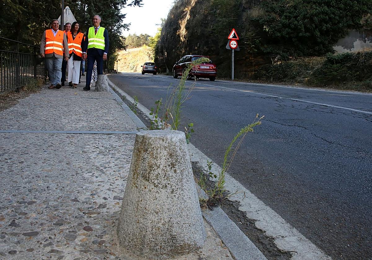 El consejero y el alcalde visitan la Cuesta de los Hoyos tras anunciar su inminente reforma.