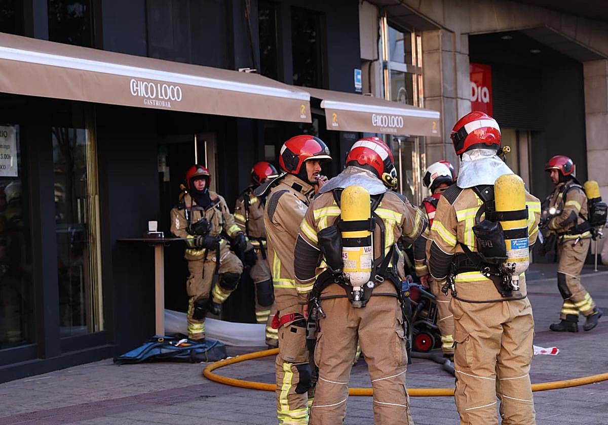 Los bomberos sofocan un incendio en un restaurante de La Circular