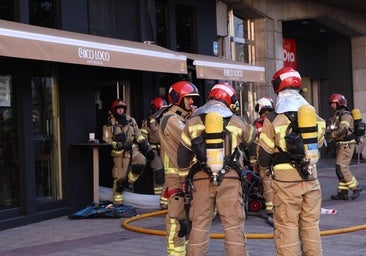 Los bomberos sofocan un incendio en un restaurante de La Circular