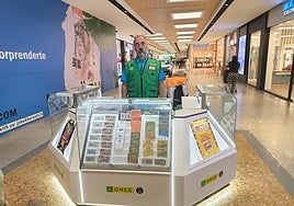 Óscar Benito Arsuaga, en su espacio del Centro Comercial Las Huertas.