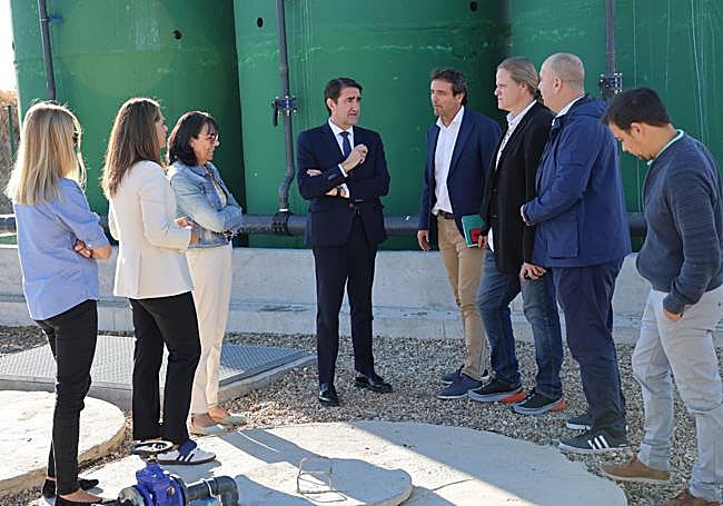 Autoridades y técnicos en la depuradora geriana este lunes.