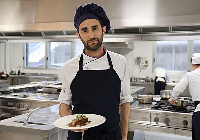 Víctor Sanz mostrando su plato recién terminado