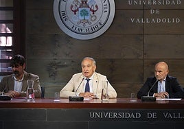El director de servicios estadísticos de la Cámara de Comercio, Noé Abejón; el rector de la UVA, Antonio Largo, y el presidente de la Cámara de Comercio, Victor Caramanzana, durante la presentación.