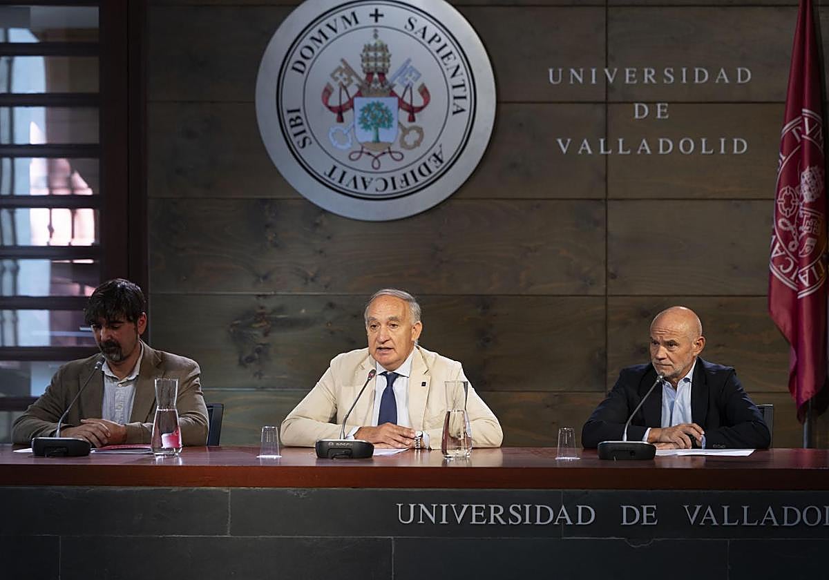 El director de servicios estadísticos de la Cámara de Comercio, Noé Abejón; el rector de la UVA, Antonio Largo, y el presidente de la Cámara de Comercio, Victor Caramanzana, durante la presentación.